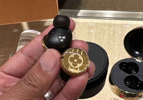 Louis Vuitton Horizon Light Up Earphones .